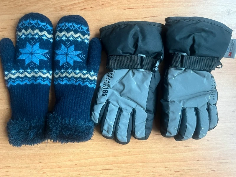 Prodám 2x rukavice 122/128(cca 7 let)