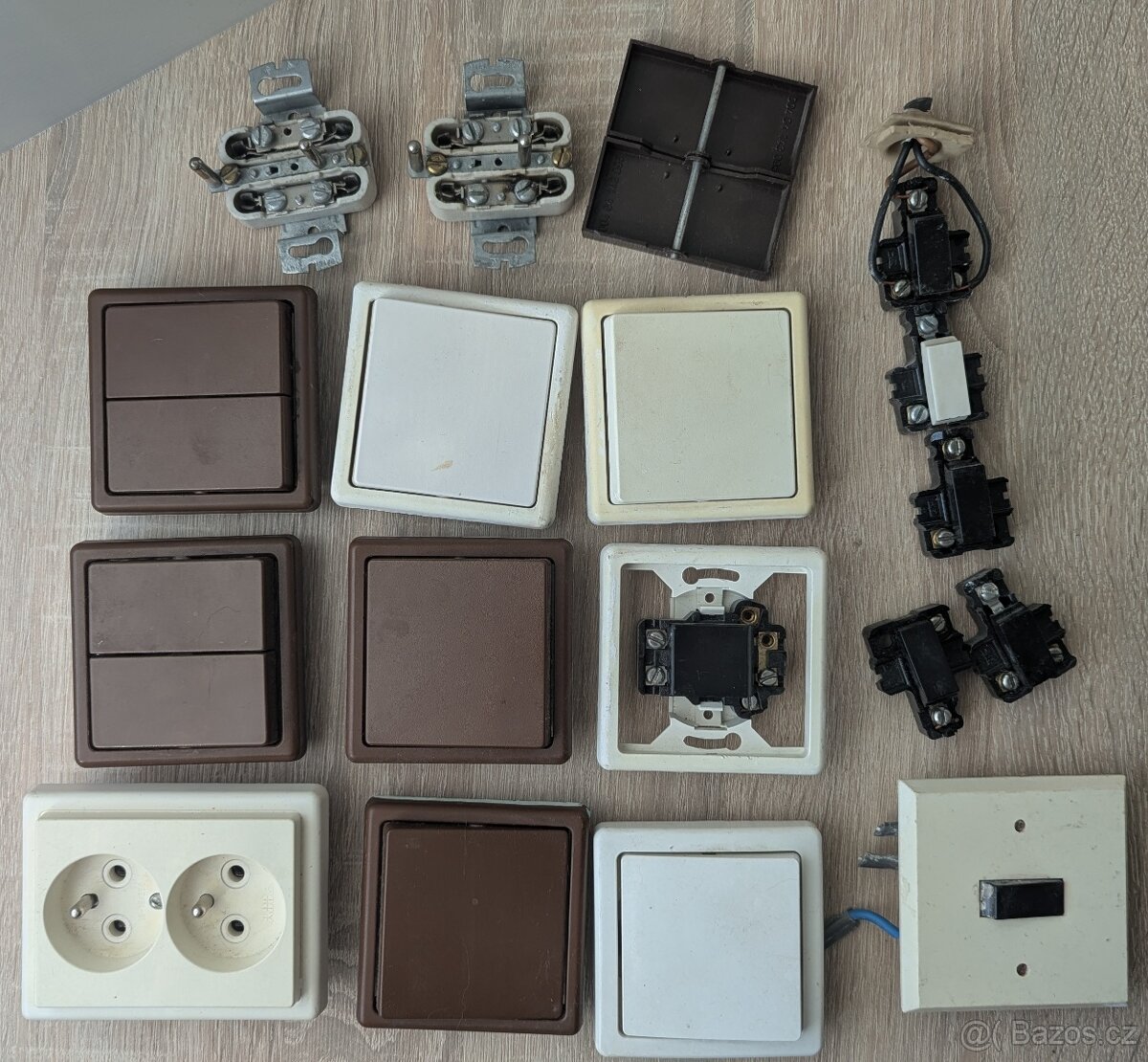 vypínače a zásuvky