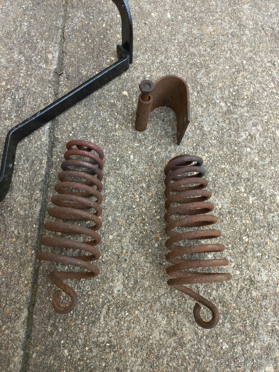 ČZ předvalečna -- Pružiny - Držák