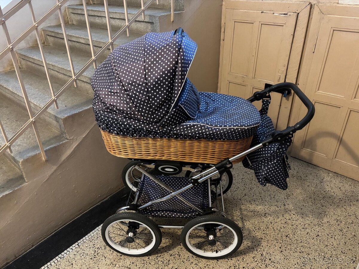 Houpací proutěný kočár