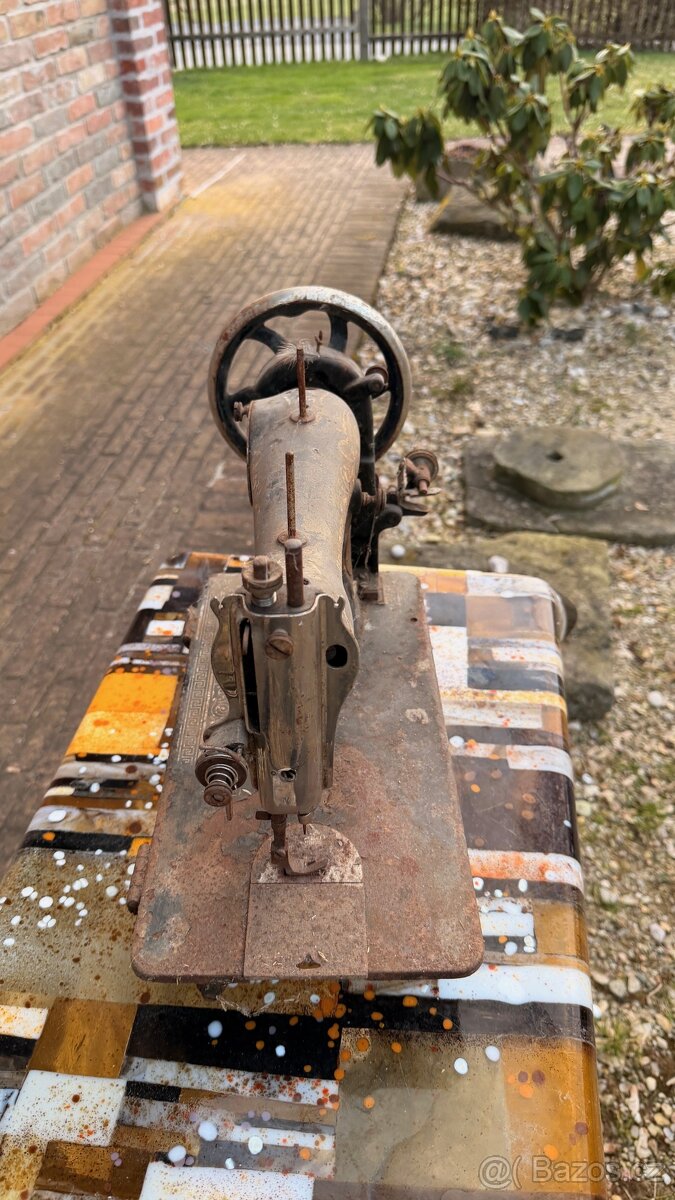 Starý šicí stroj
