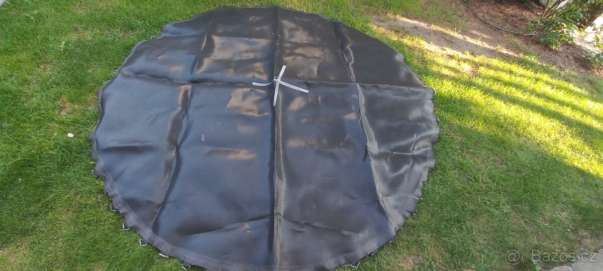 skákací plocha na trampolínu