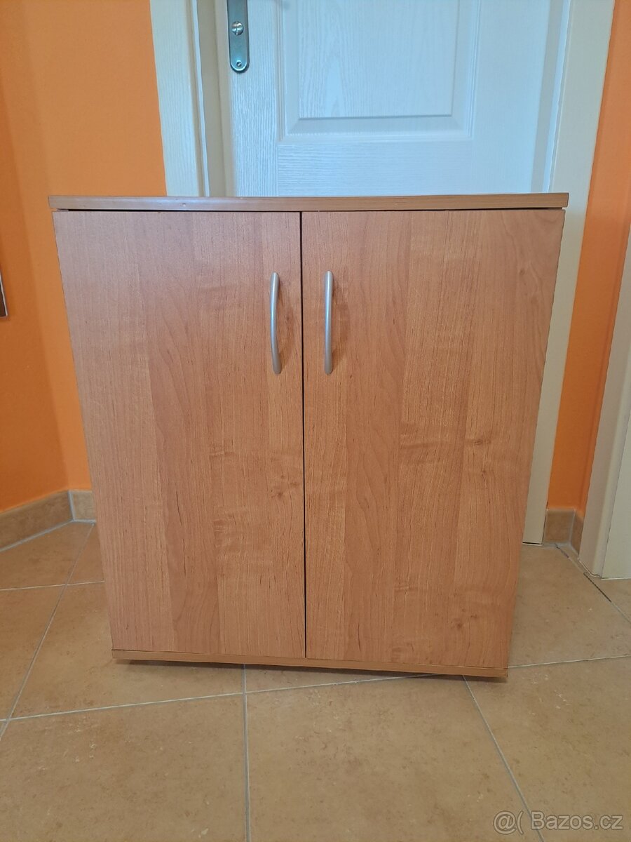 Skříňka se 2 regály