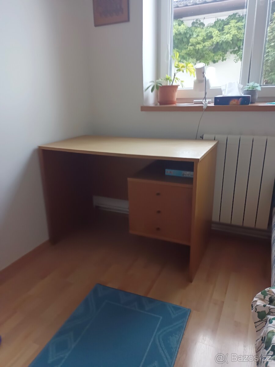 Psací stůl.