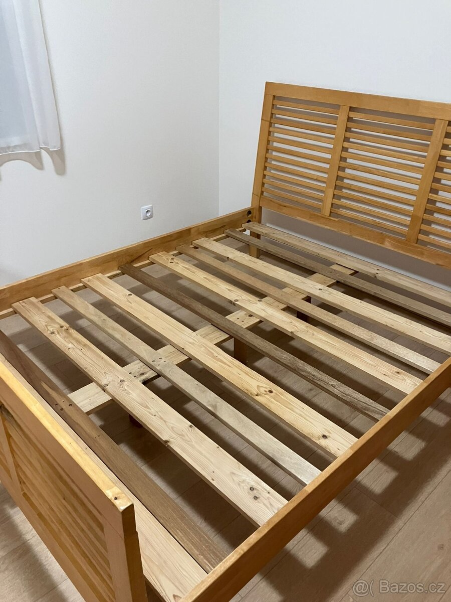 Manželská postel dřevěná