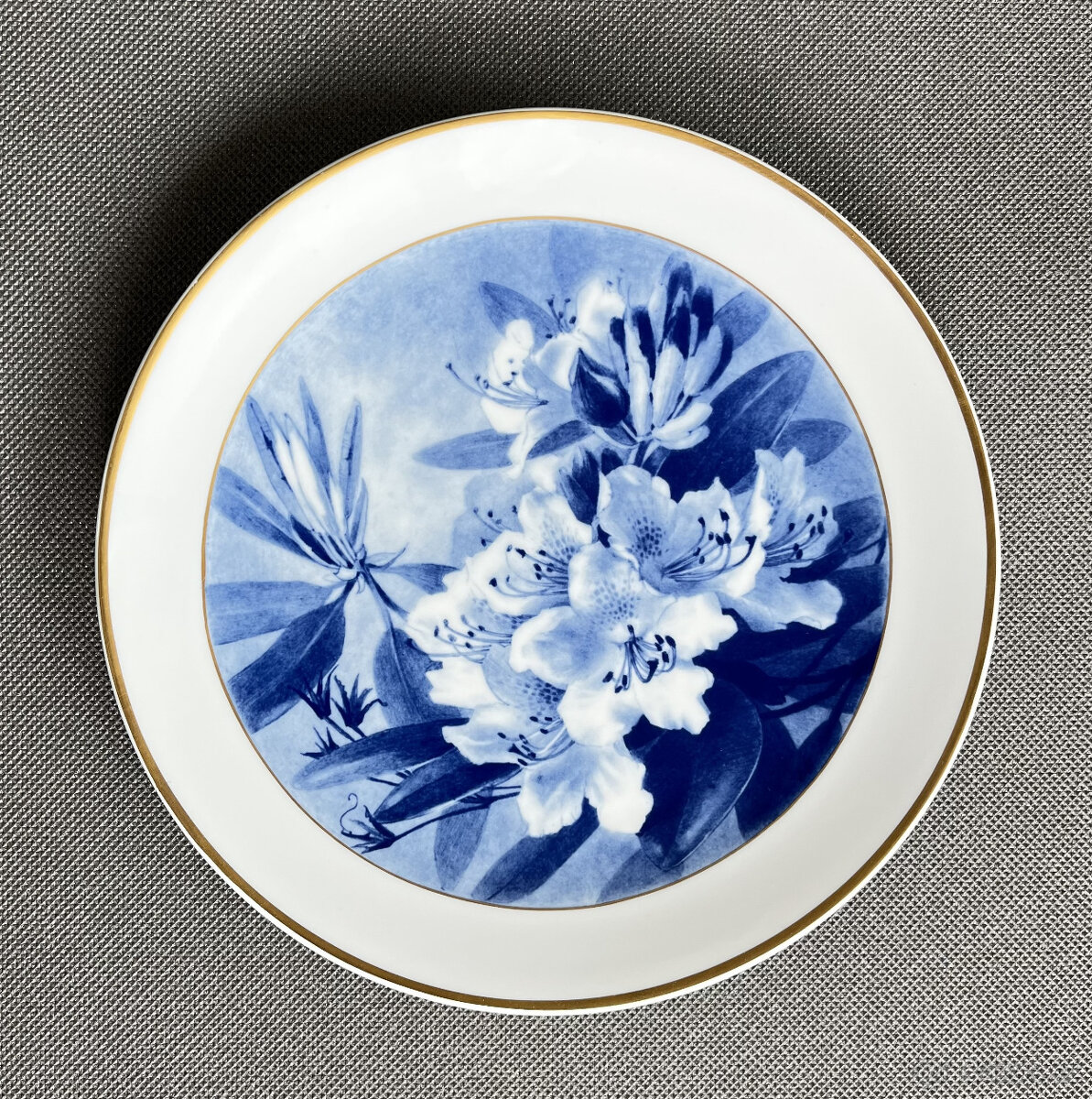Míšeň Meissen Závěsný talíř Modré květy 25.5 cm, rok 1986