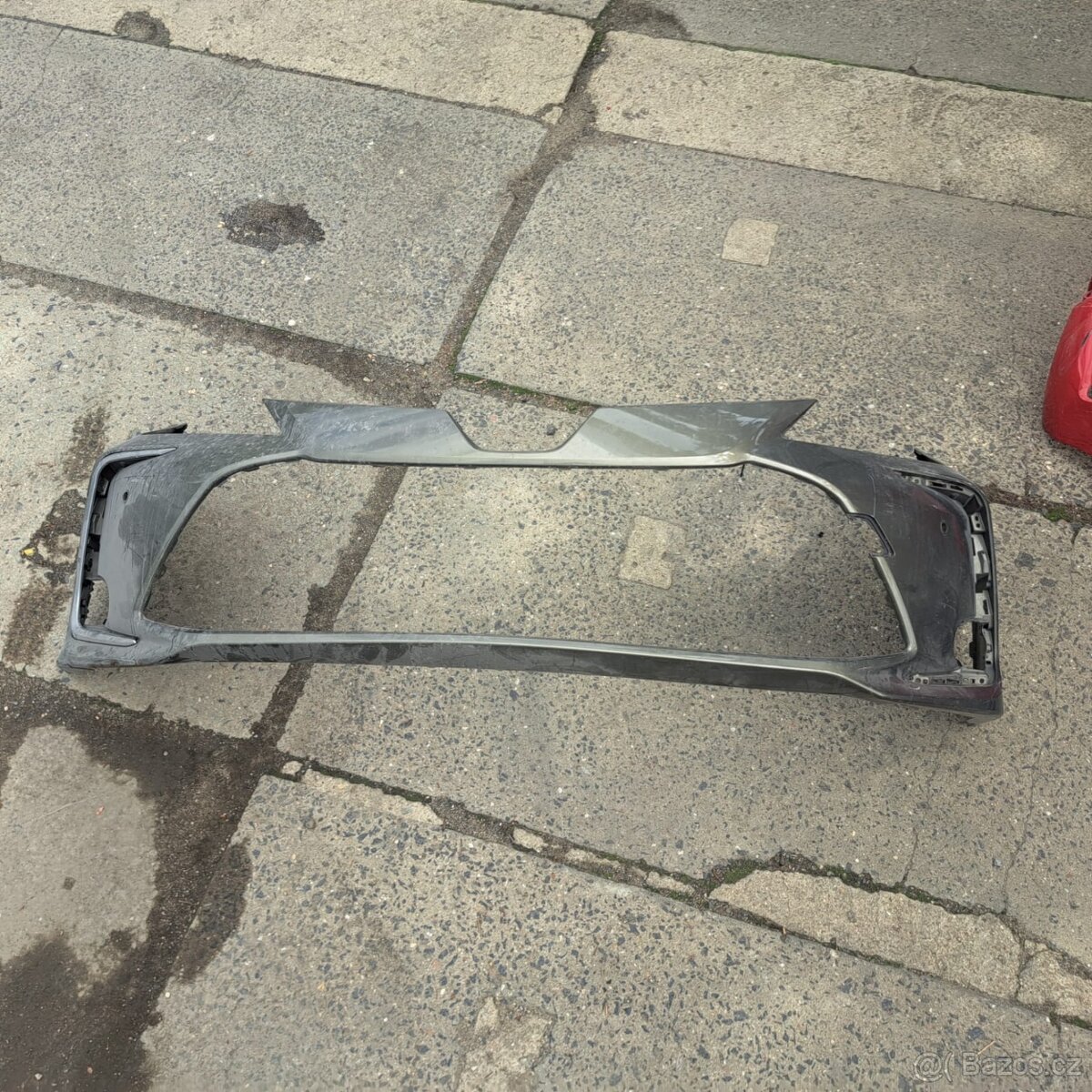 Toyota corolla e21 Přední nárazník lehce poškozený viz foto