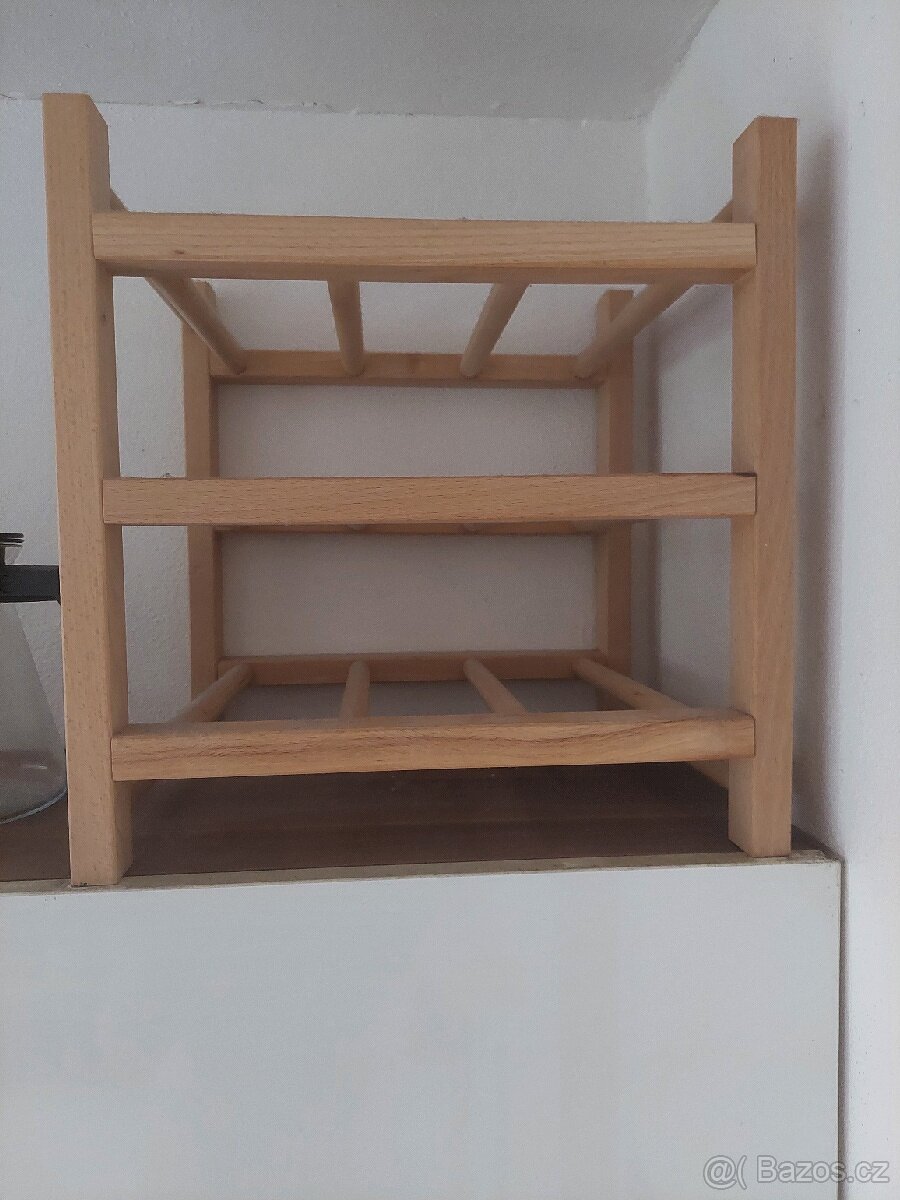 Stojan na víno dřevěný