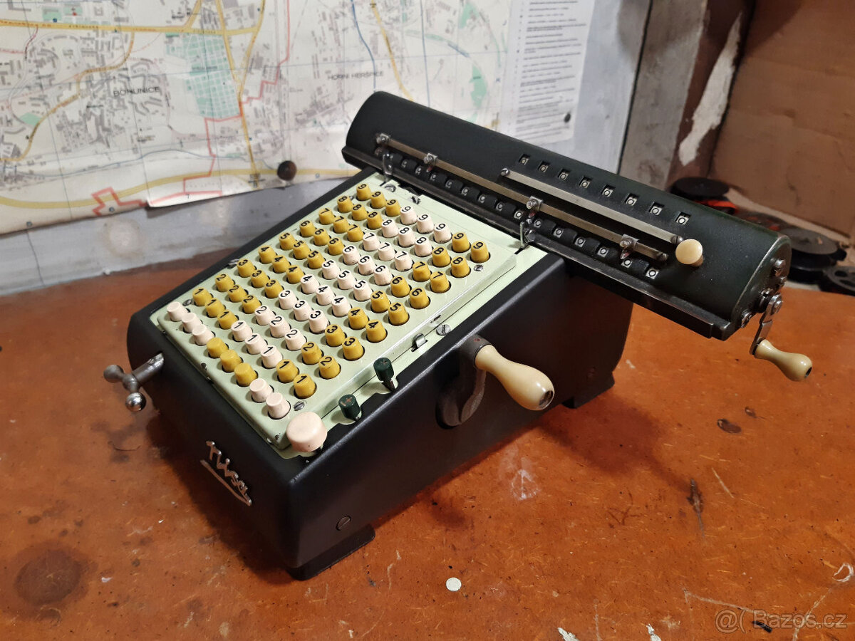 mechanická kalkulačka NISA z roku 1949