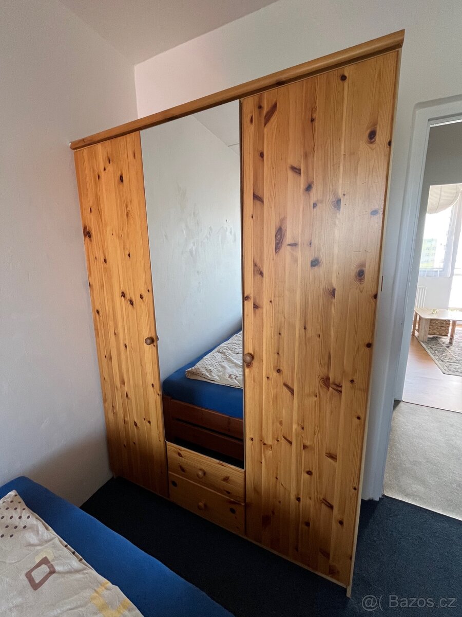 Skříň kombinace lamino a masiv se zrcadlem