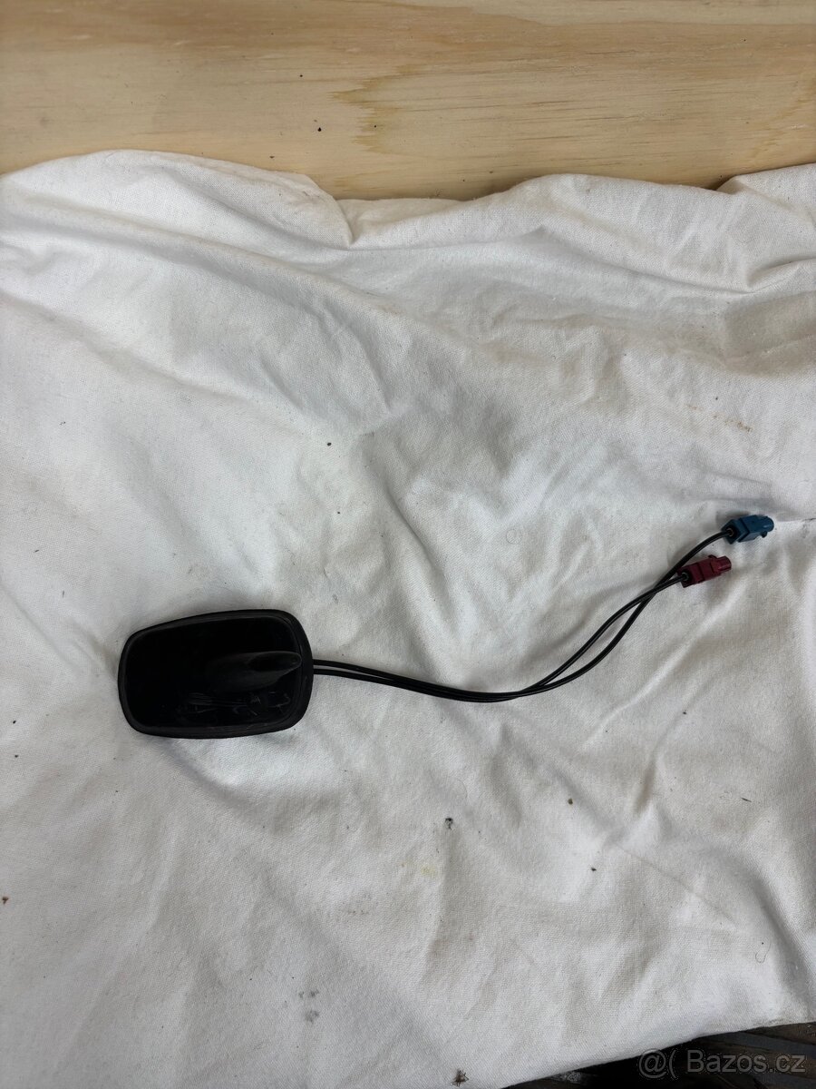 Žralok anténa GPS a radio VW Passat