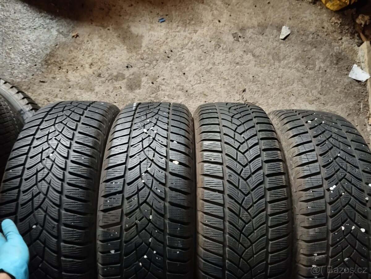 215/60/16 99h Goodyear - zimní pneu 4ks