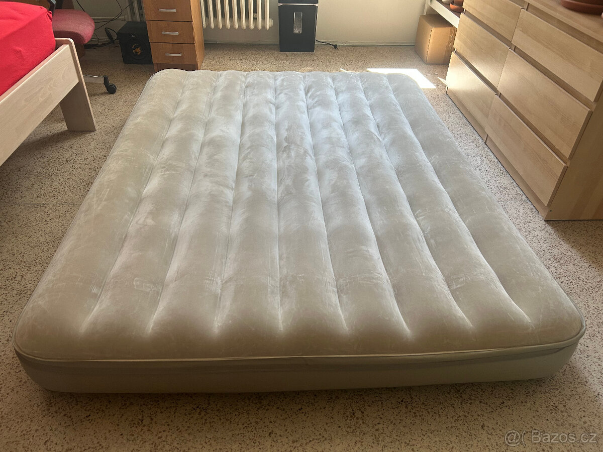 Nafukovací spací matrace