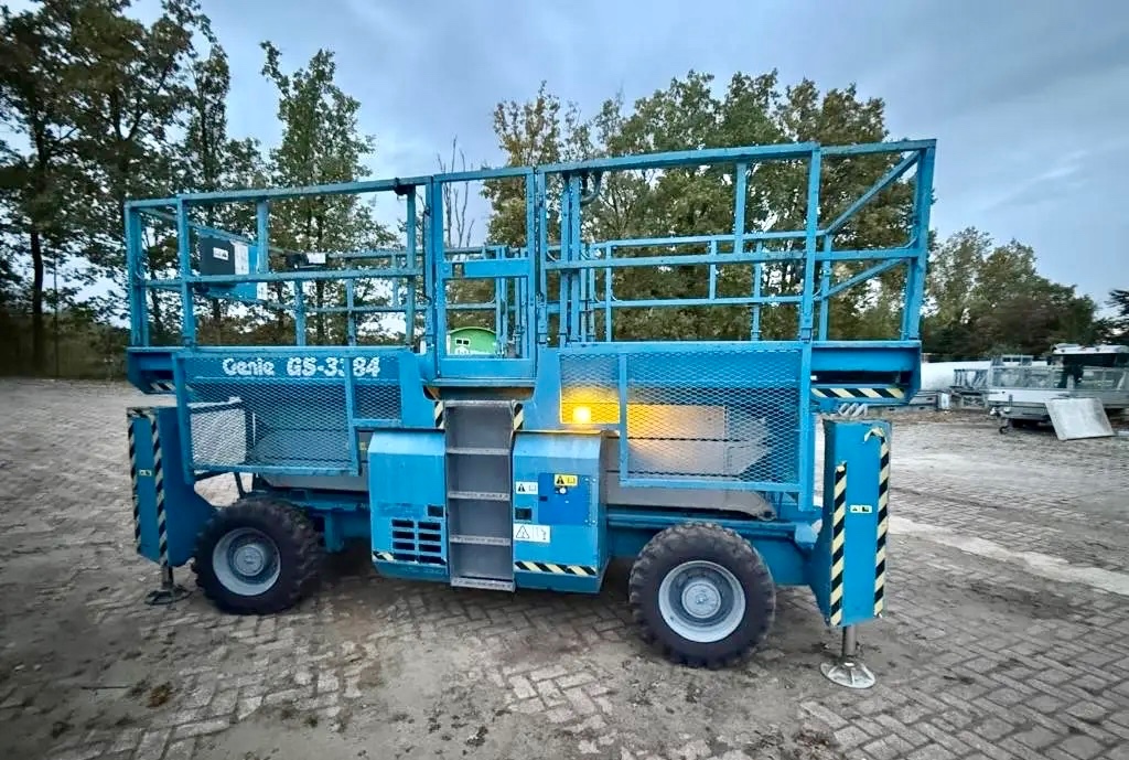 TERÉNNÍ NŮŽKOVÁ PLOŠINA GENIE GS 3384 RT