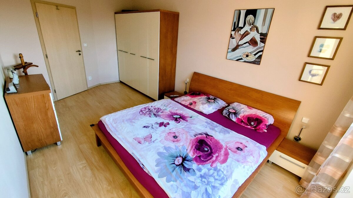 Moderní ložnice v lesku a dřevu