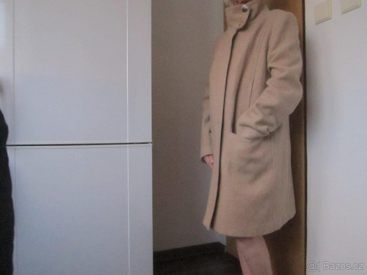 Béžový zimní kabát zn. Mango, L/40, 62% vlny