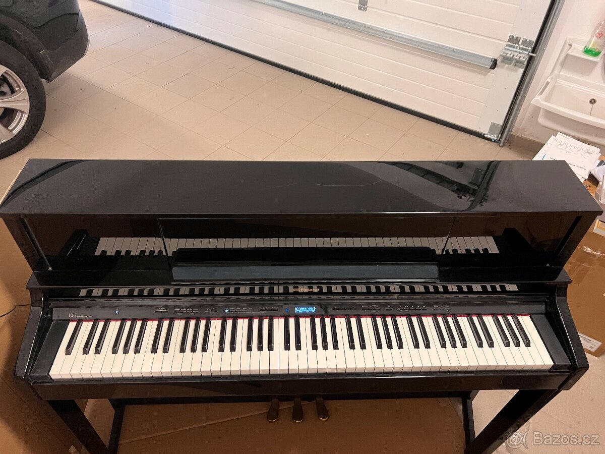 Digitální piano Roland LX7 s židlí a sluchátky