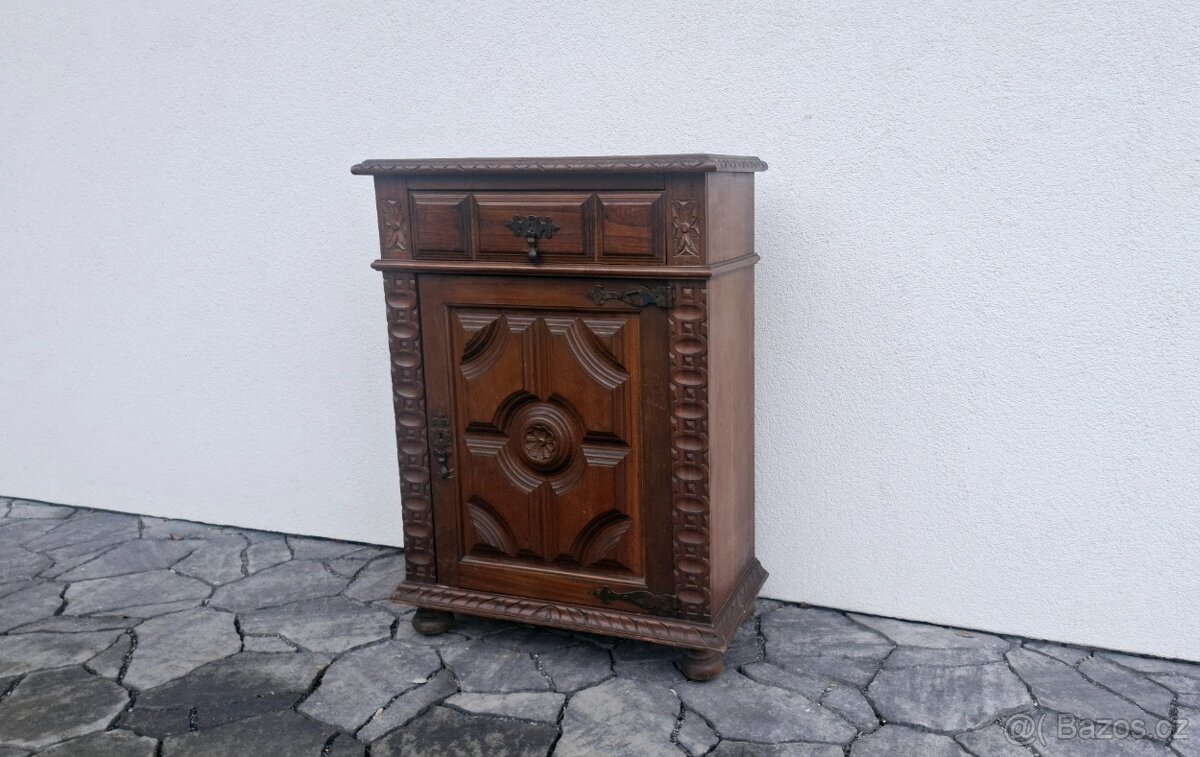 Masivní starožitná řezbovaná komoda
