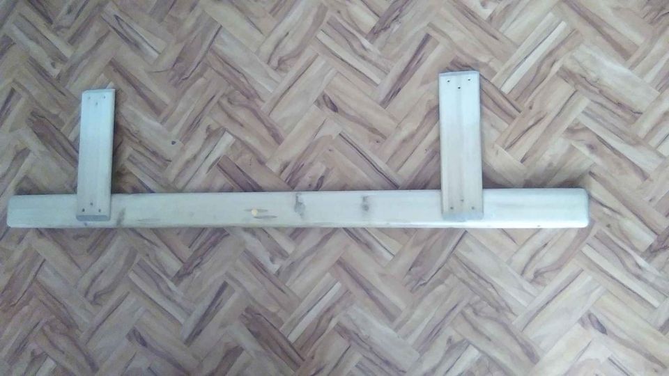 Dřevěná zábrana na postel