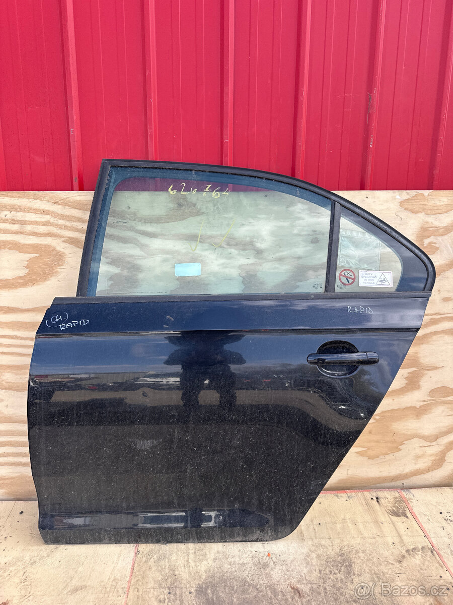 64.PRODÁM LEVÉ ZADNÍ DVEŘE ŠKODA RAPID SEDAN