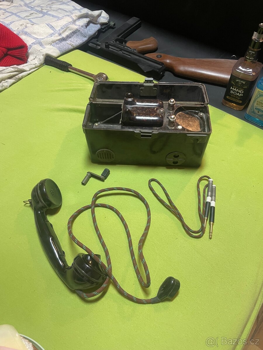 Starý vojenský přenosný telefon