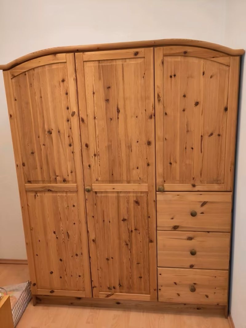 Šatní skříň dřevěná - masivní borovice