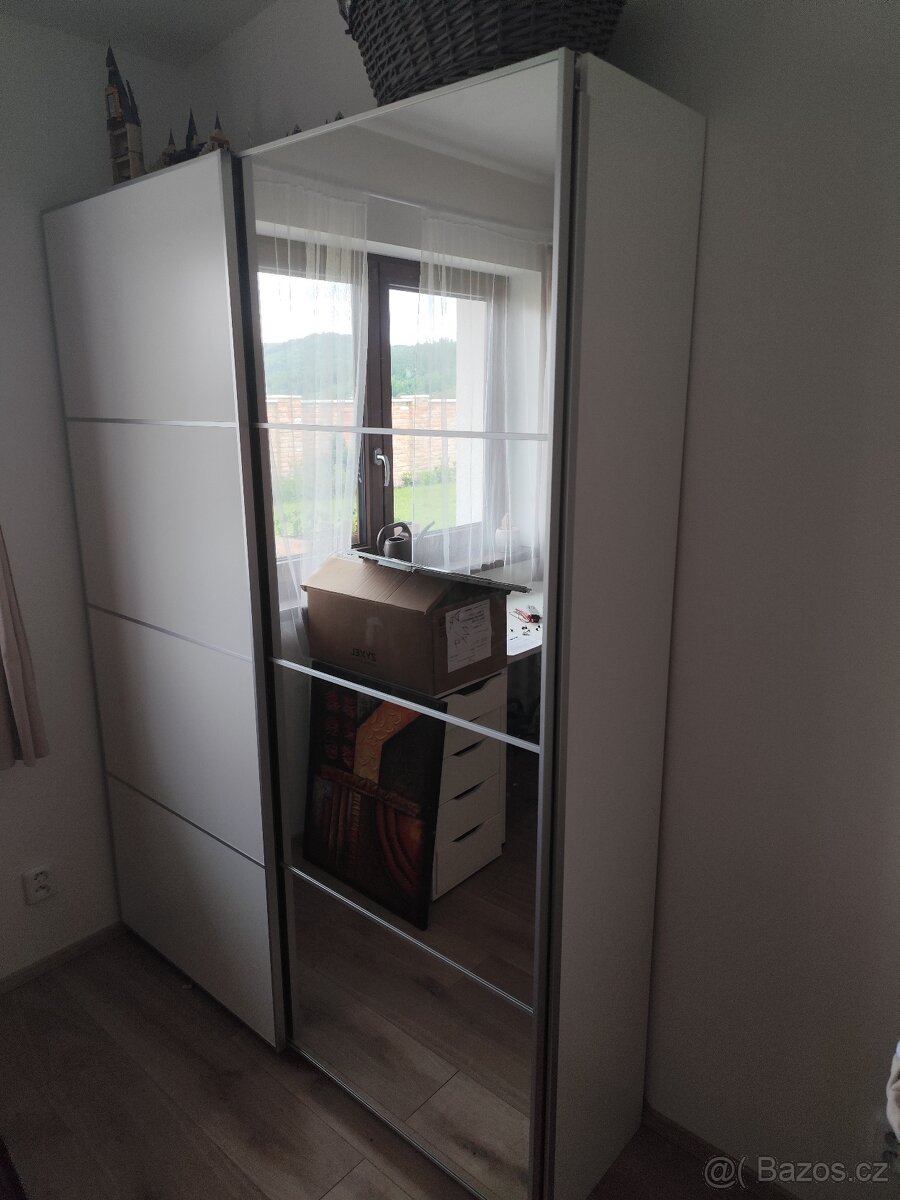 Šatní skříň bílá se zrcadlem
