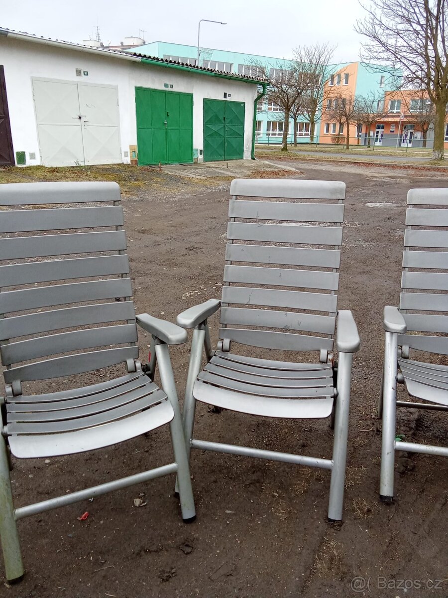 Zahradni polohovací zifle