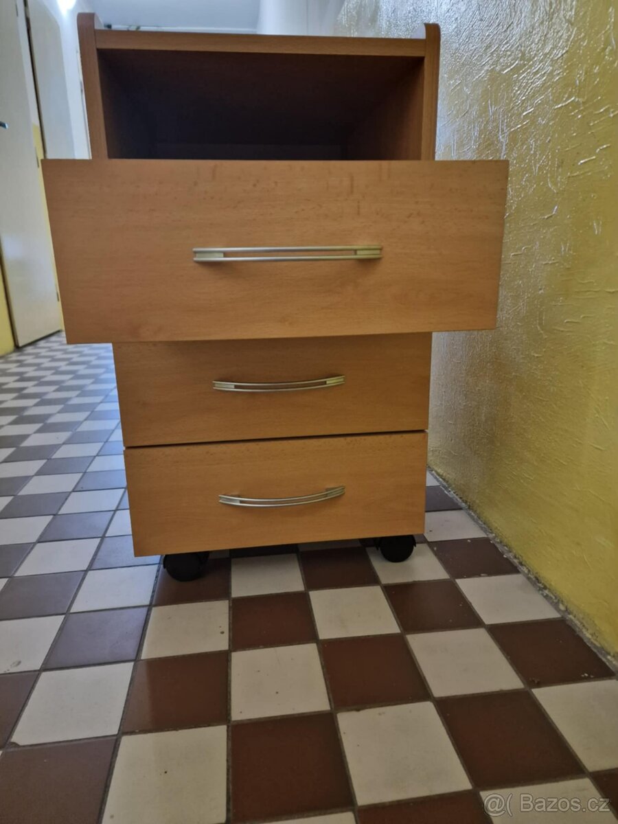 Zachovalý noční stolek za super cenu
