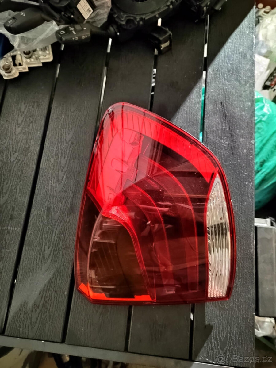 BMW X1, zadní světlo + trojuhelníky