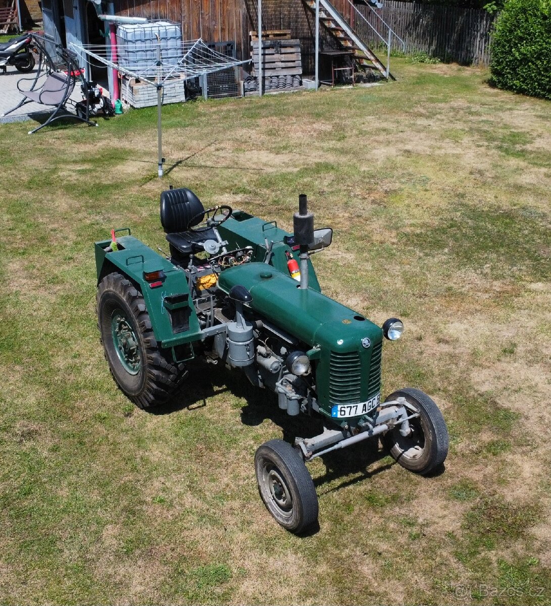 Traktor a valník domácí výroby.