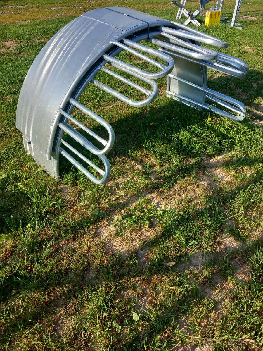 Krmelec pro skot