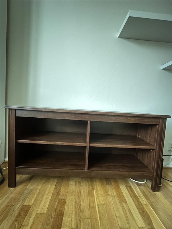 Prodám stolek,vhodný pod TV. Cena 1 500 Kč.