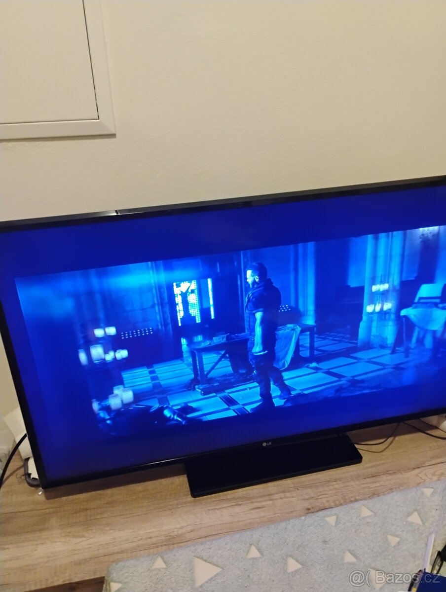 TV LG s wifi a s držákem na zeď