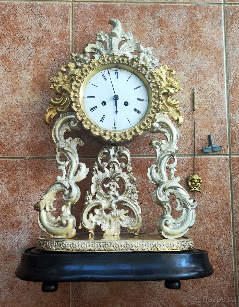 krásné rokokové krbové hodiny