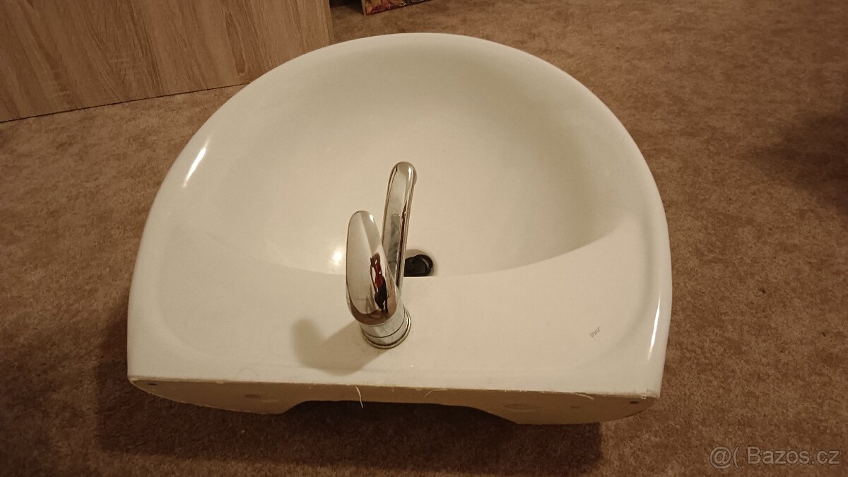 Prodám umyvadlo s baterií