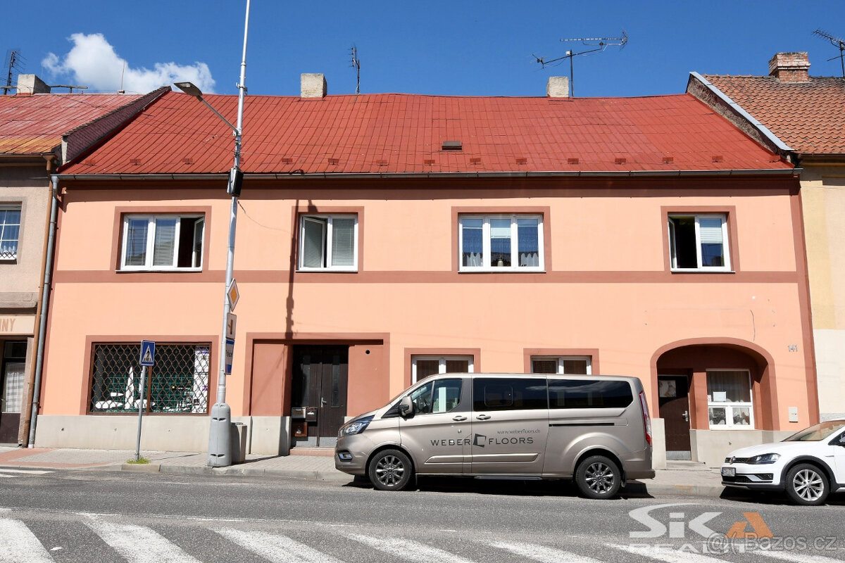 Prodej domu se dvěma byty a komerčními prostory, 412 m2