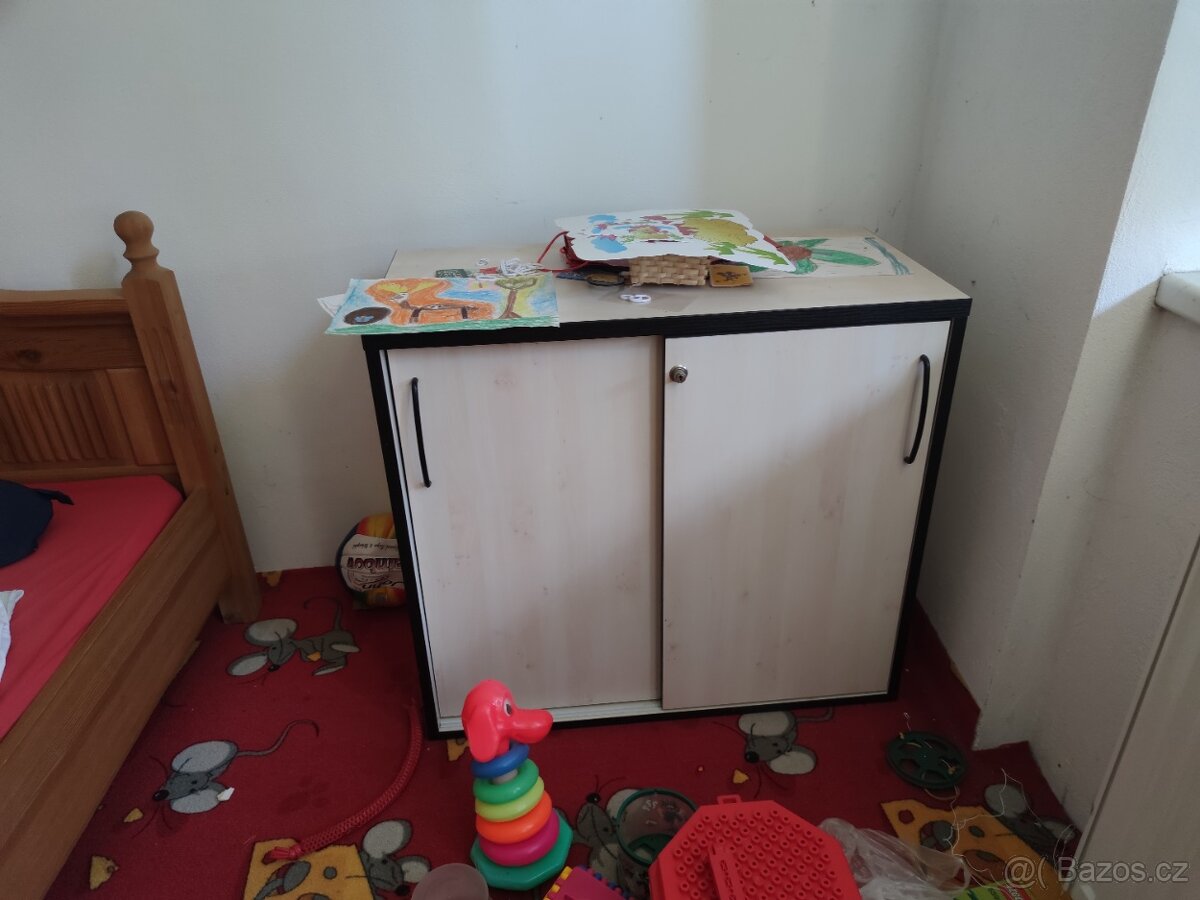 Kancelářský nábytek, konferenční stůl, skříň, komoda, regál