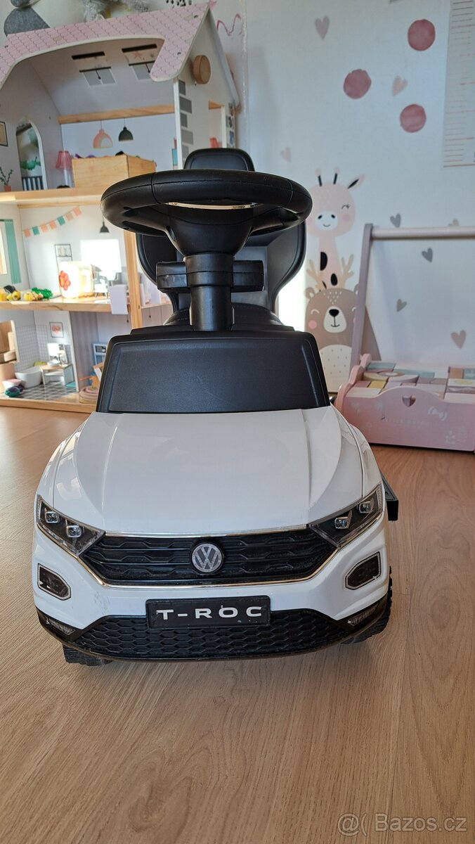 Auto odrážedlo s vodící tyčí