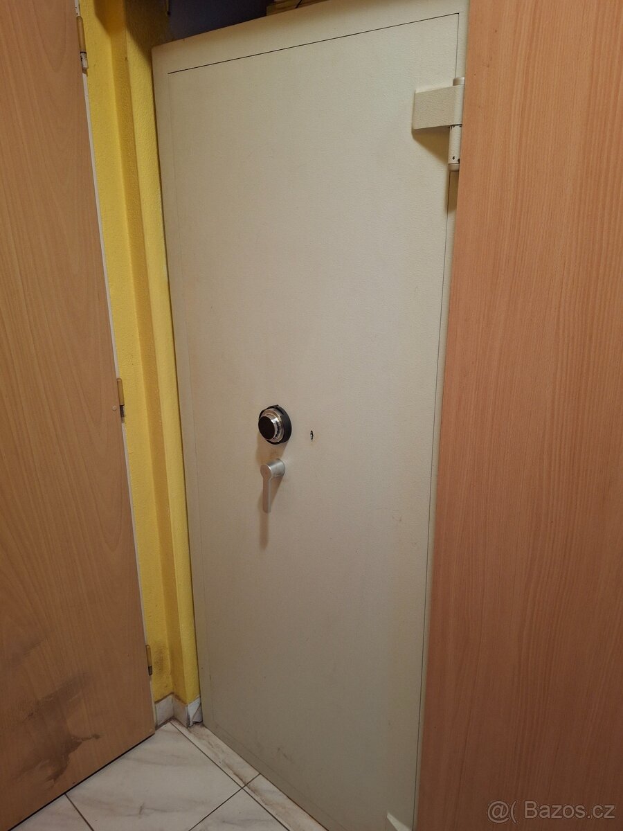 skříňový trezor