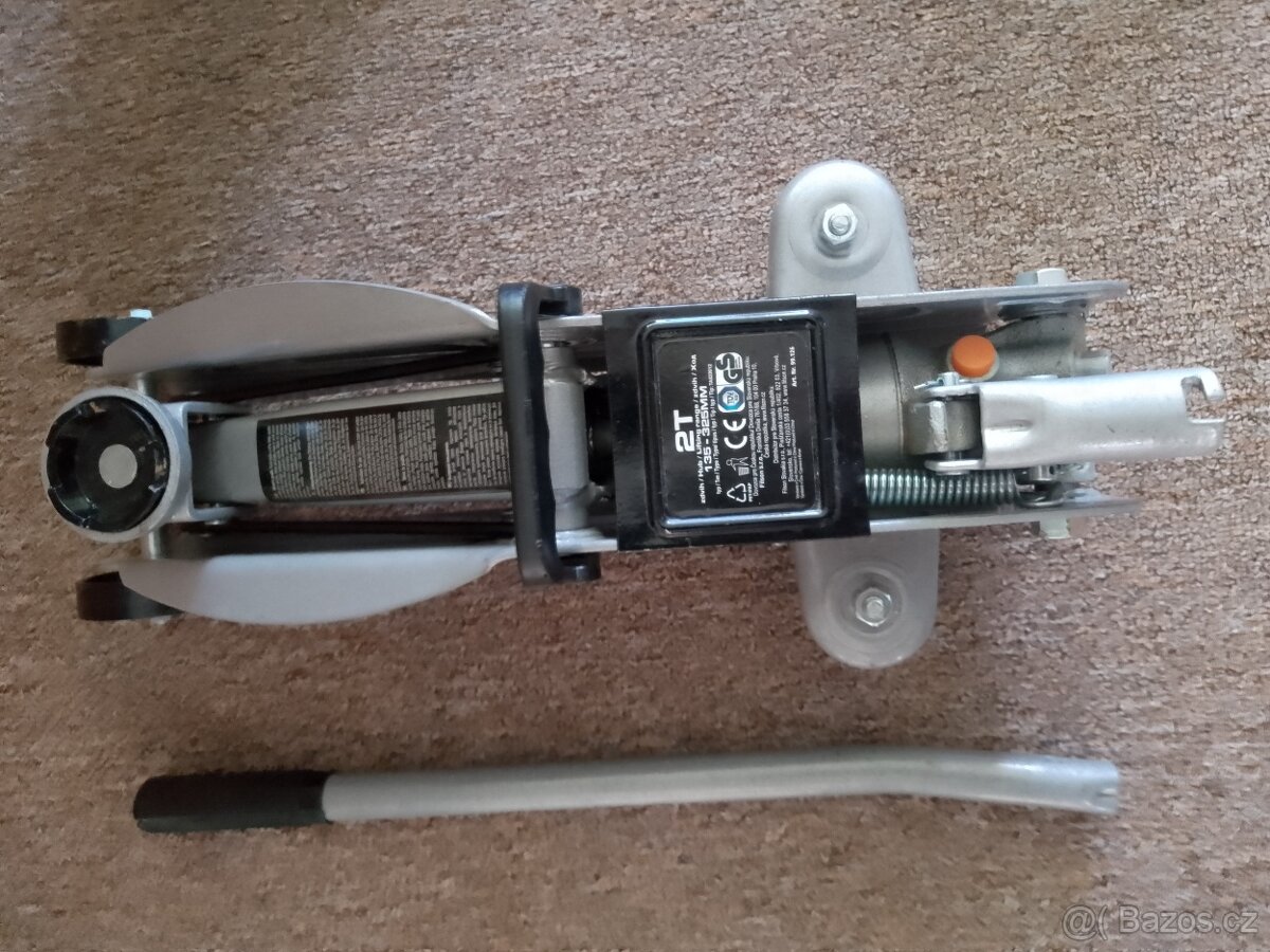 Hydraulický zvedák 2T