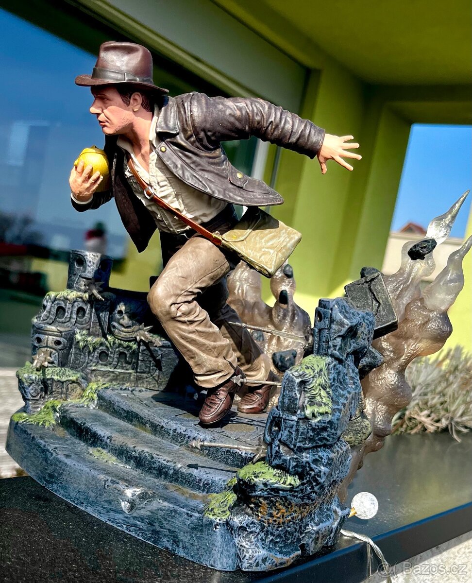 INDIANA JONES soška - útěk z chrámu