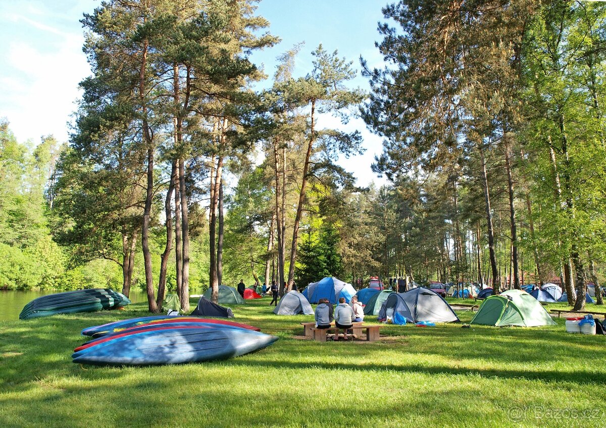 KEMPAŘEM VE VODÁCKÉM KEMPU NA VLTAVĚ -