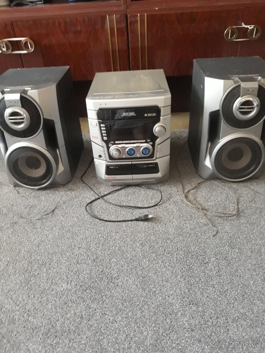 HIFI VĚŽ S REPRODUKTORY ZN. SONY 220 V.