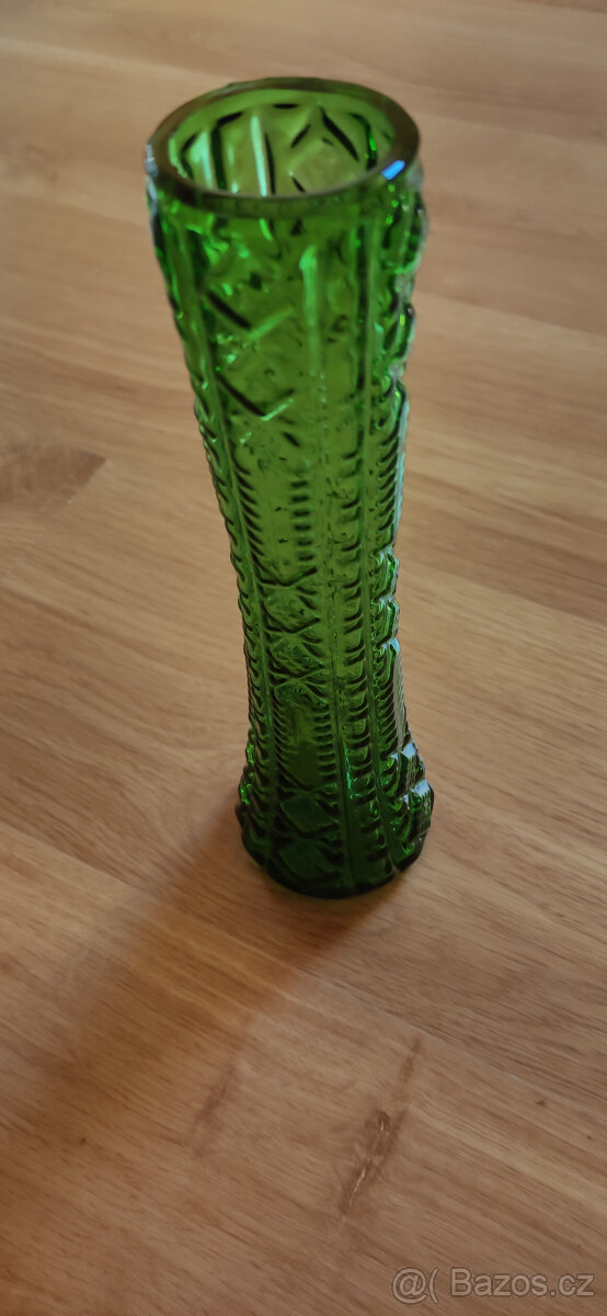 Váza lisovaná zelená