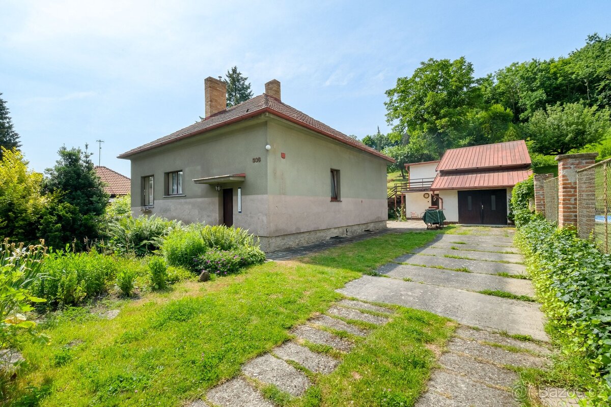 Rodinný dům se dvěma bytovými jednotkami, garáží a rozlehlou