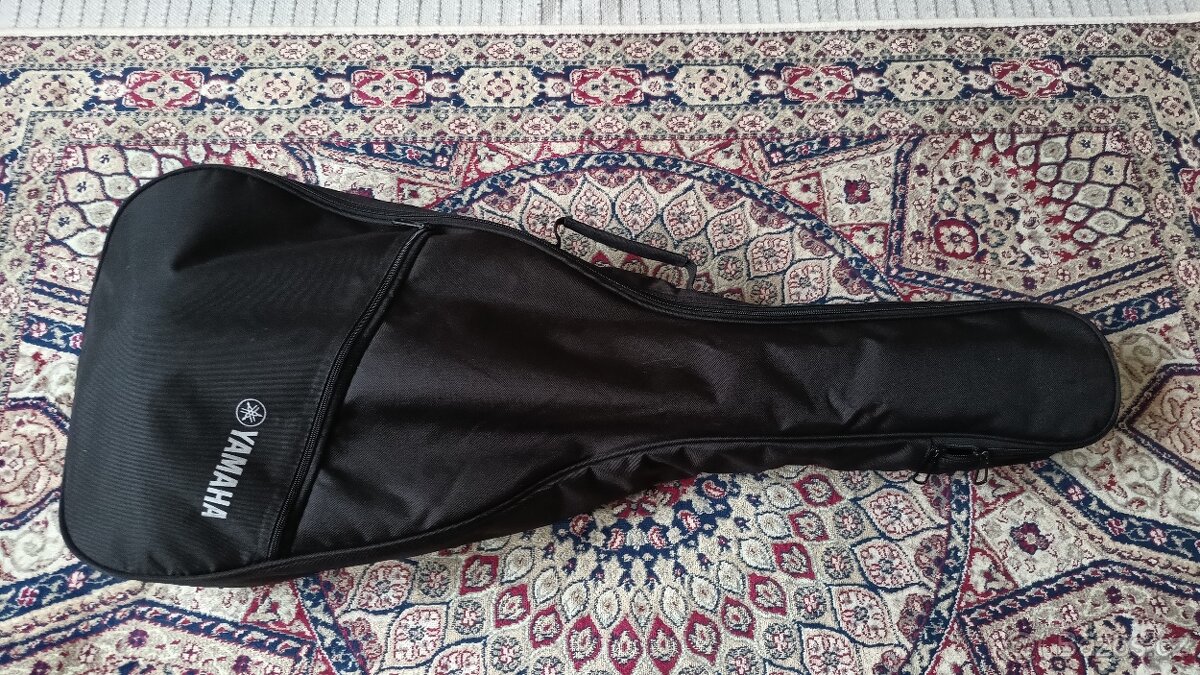 Elektroakusticka cestovni kytara Yamaha APX T2