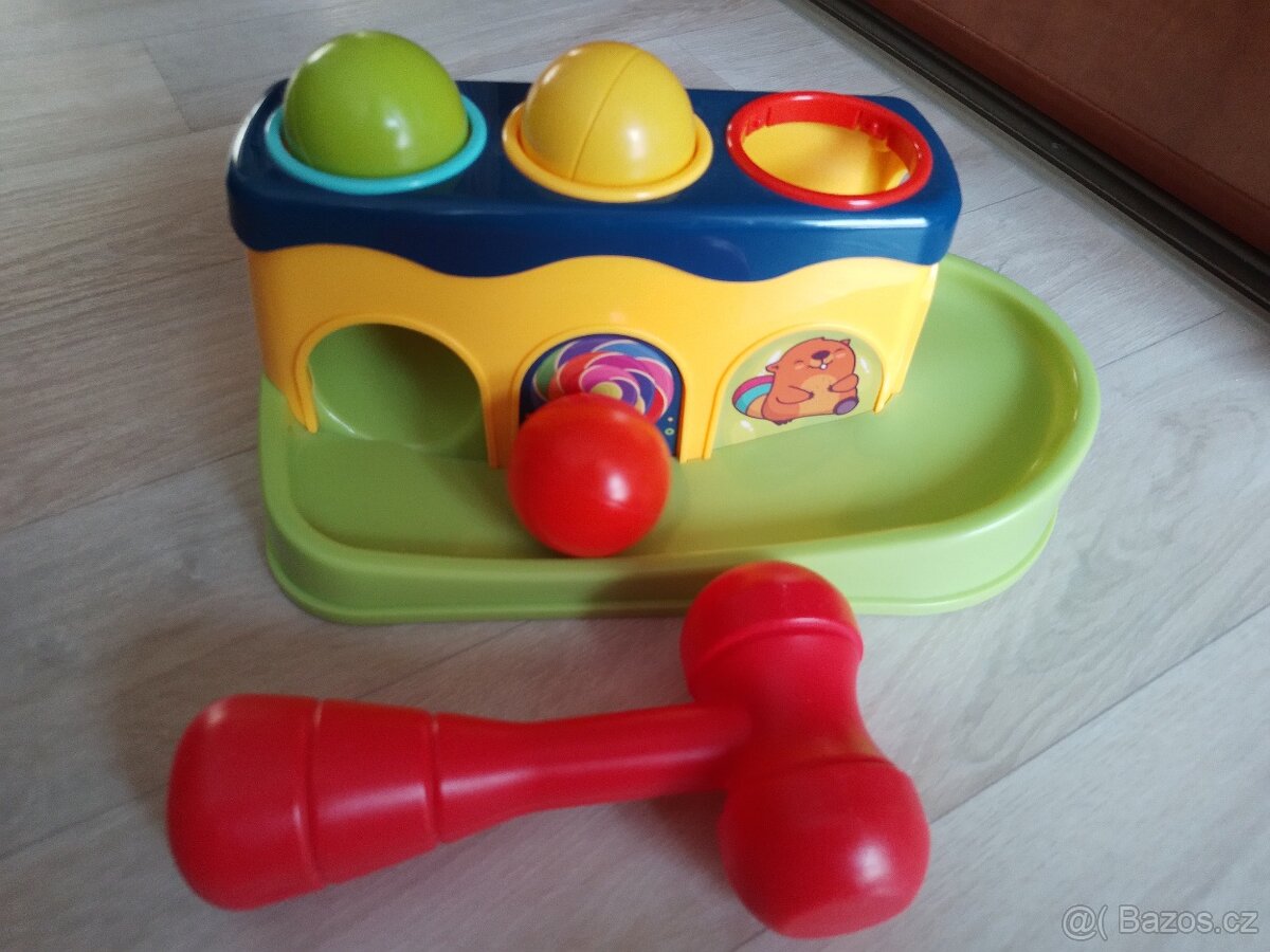 Barevná zatloukačka s kladívkem a míčky