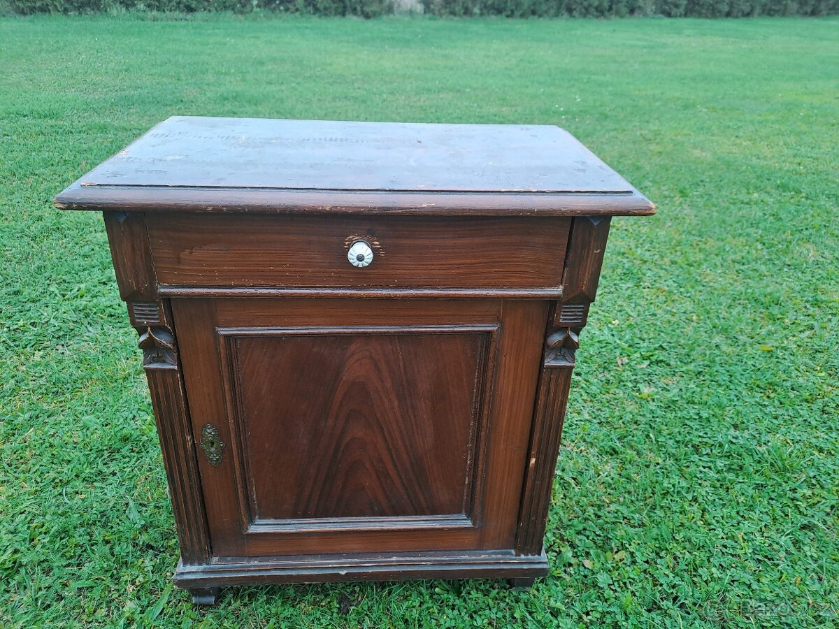 starožitná komoda - stolek - na chalupu