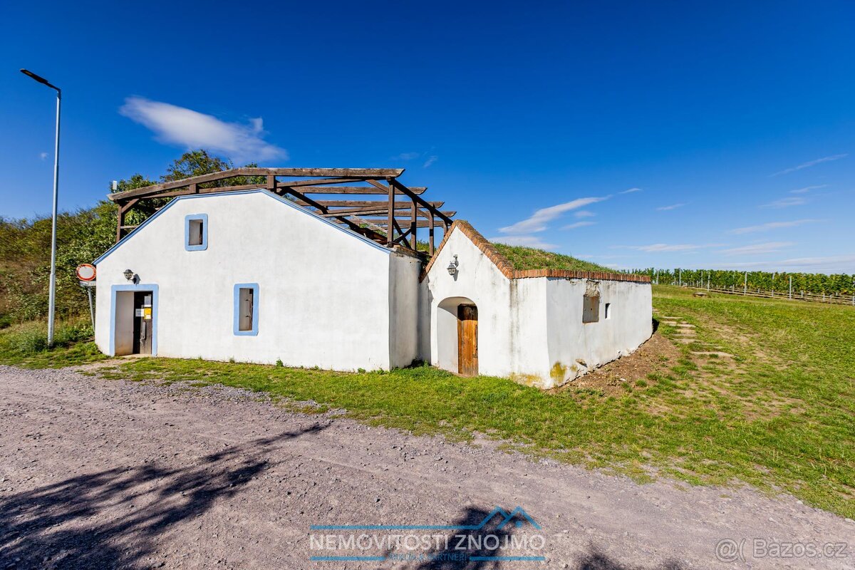 Prodej věhlasné nemovitosti Malovaného sklepa v Šatově, mezi